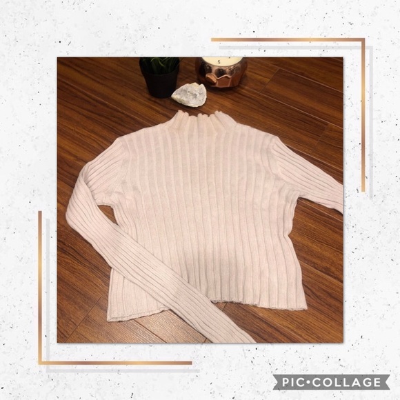 ✨ 2/$20 ✨ BABY PINK MOCK NECK CROP TOP✨ - Picture 1 of 4